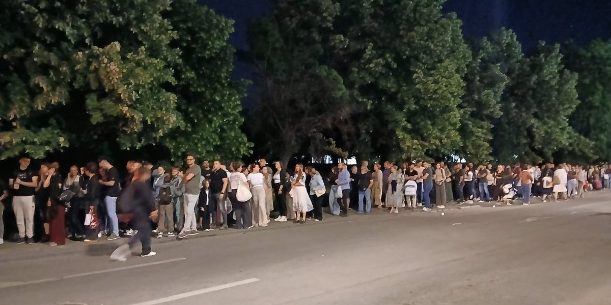 Vernici čekaju da se poklone Pojasu Presvete Bogorodice