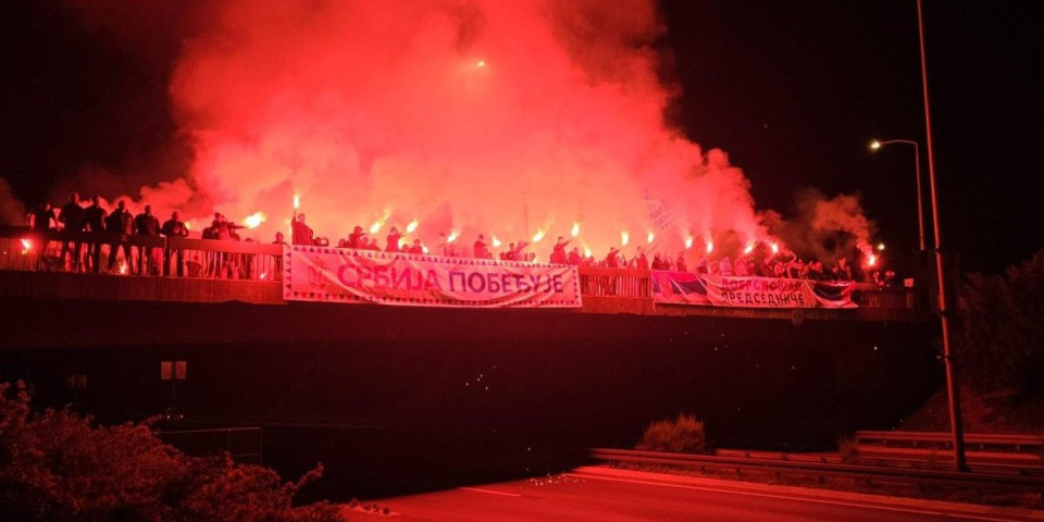 "Aco, Srbine"! Spektakularno - Vučića iz Kine dočekali brojni građani: Razvili trobojke i zapalili baklje (VIDEO)