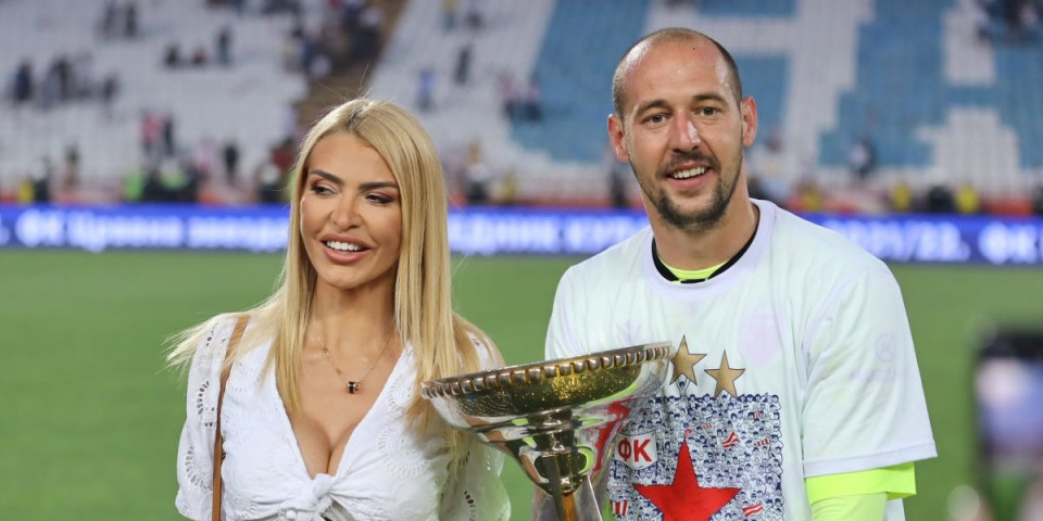 7 sati čekali u redu da celivaju svetinju! Milan i Snežana Borjan ispred Hrama - Zaspao na travi od umora
