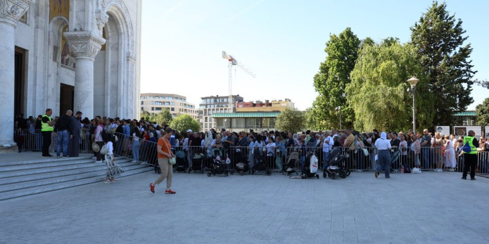 Ljudi i dalje u redovima ispred Hrama Svetog Save: Evo koliko je traka ostalo za vernike (FOTO/VIDEO)