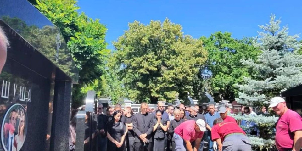 Nešovićeva supruga je na kovčeg spustila jednu stvar! Evo koju simboliku ima (FOTO/VIDEO)