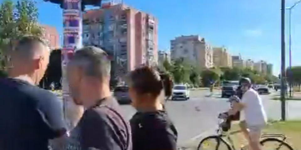 Blokaderi urlali "Mrzimo Srbiju“ dok su cepali poruke podrške državi! Mržnju prema Srbiji šire čak i pred decom!(VIDEO)