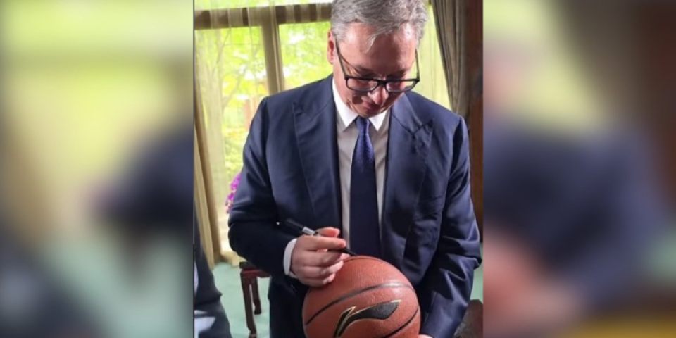 Smeh i prijateljstvo u Pekingu! Vučićev autogram postao atrakcija u Kini - Broj 577 ima posebno značenje (VIDEO)