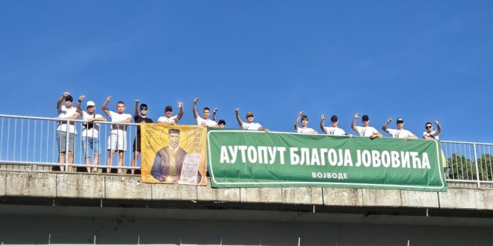 "Autoput Blagoja Jovovića": Mladi razvili transparent povodom praznika Svetog Vukašina Jasenovačkog (FOTO)