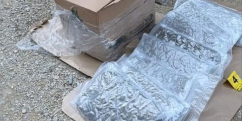 Pali dileri u Beogradu: Kada su videli policiju bacali pakete sa terase - Pronađeno 36 kilograma marihuane (FOTO)