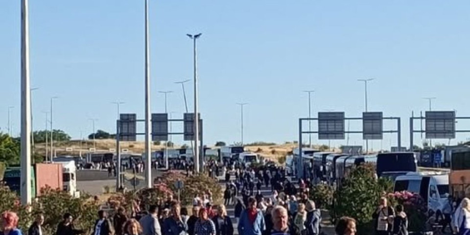Pakao na granici s Grčkom! Deca jauču u kolonama: "Ovo je nehumano i glupo!" (FOTO)