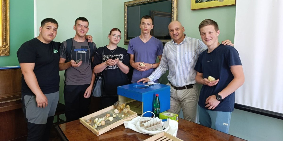 Ovim potrezom preduzetnik je oduševio đake u Futogu! Uz vredan poklon pokrenuće sopstveni biznis (FOTO)