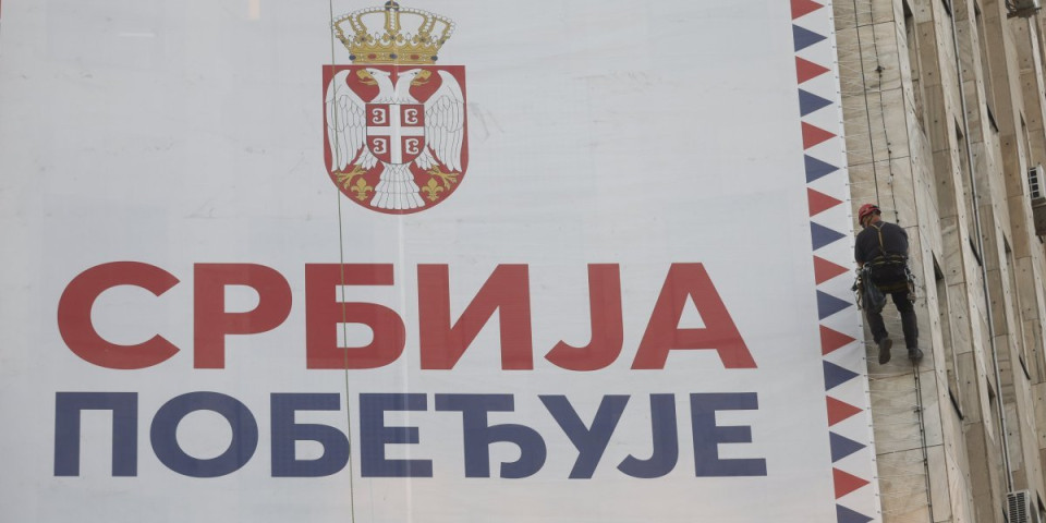 Rečeno, ispunjeno! Skinut transparent "Srbija pobeđuje" sa Palate Albanija - blokaderi nastavili da maltretiraju ekipu Informera (FOTO)