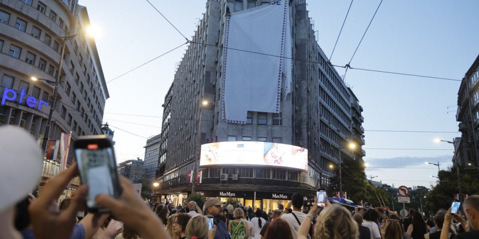 Rečeno, ispunjeno! Skinut transparent "Srbija pobeđuje" sa Palate Albanija - blokaderi nastavili da maltretiraju ekipu Informera (FOTO)