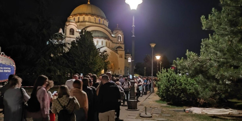 "Teška borba i telesna i umna": Poznata Srpkinja celu noć provela ispred Hrama Svetog Save