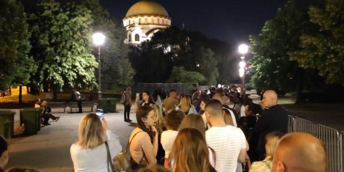 Redovi ispred Hrama Svetog Save