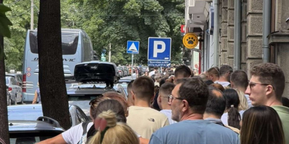 Bebe, deca, mladi i stari: Reka ljudi na poklonjenju Pojasu Presvete Bogorodice - Evo koliko brzo se pomera red (VIDEO)