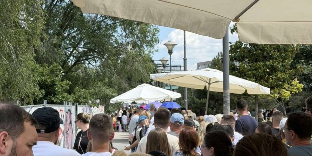 Vernici čekaju na poklonjenje Pojasu Presvete Bogorodice