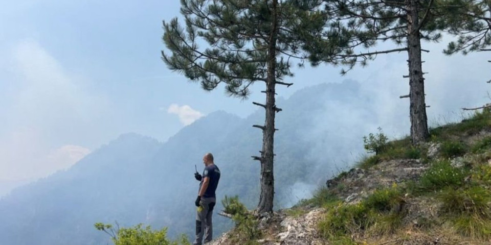 Jeziva vatrena stihija na Jablanici: Nepristupačan teren otežava gašenje požara - učestvuje i vojni helikopter