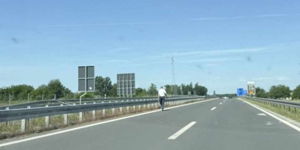 Da li je ovaj čovek normalan? Uhvatio liniju i tera