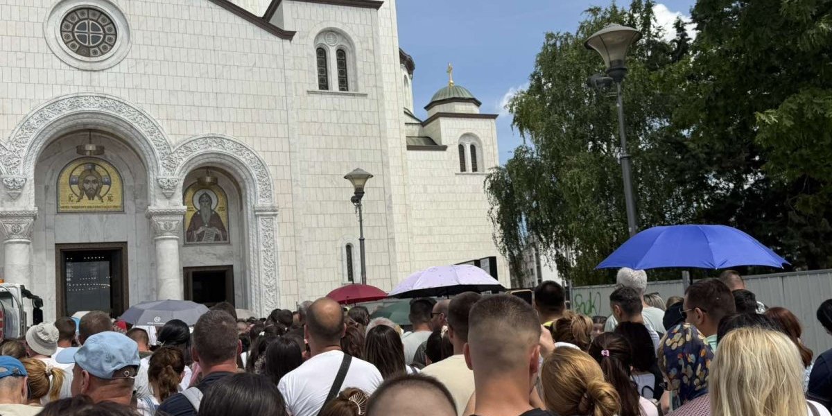 Vernici čekaju na poklonjenje Pojasu Presvete Bogorodice