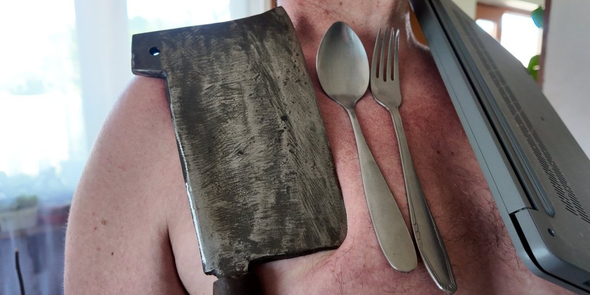 Drže se metalni predmeti na njemu kao da ih je zalepio