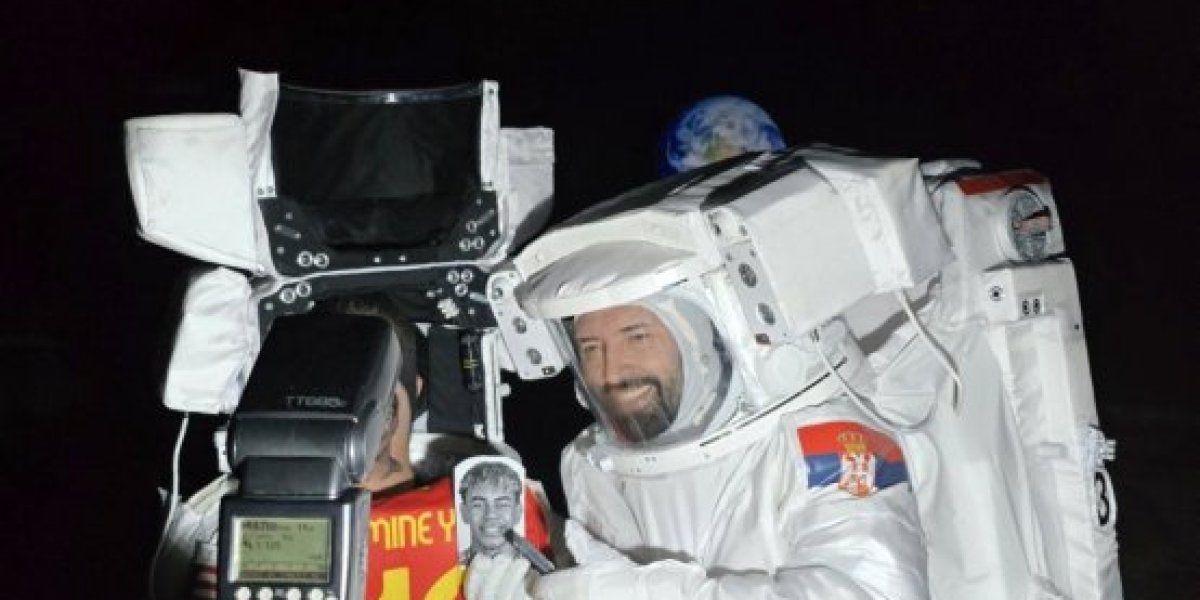 Mario kao astronaut pred kamerama