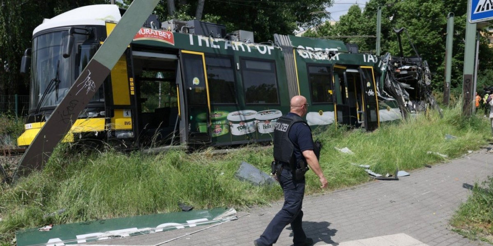 Haos u Berlinu: Tramvaj iskočio iz šina i prepolovio se, veliki broj povređenih! (FOTO)