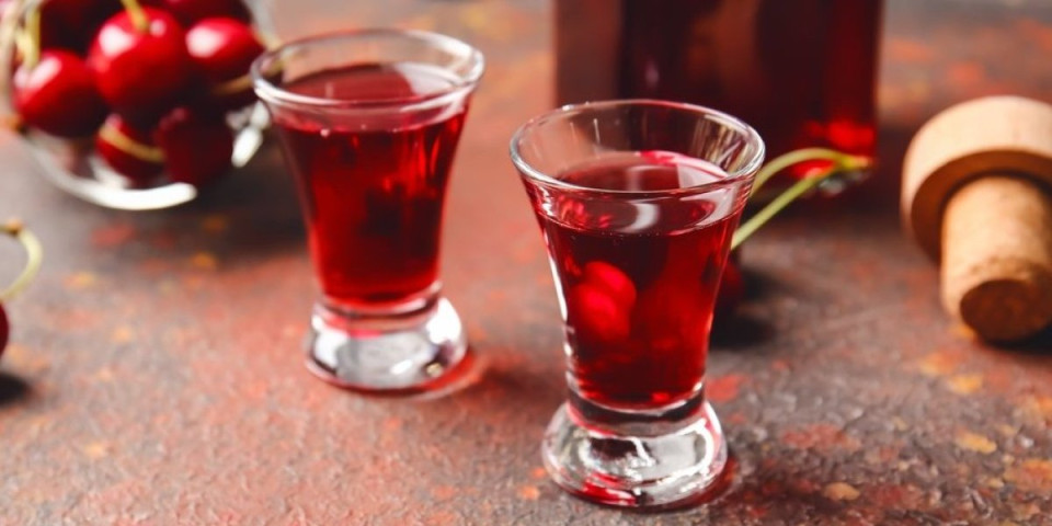 Tradicija u čaši: Bakin recept za višnjevaču - neodoljivi domaći liker