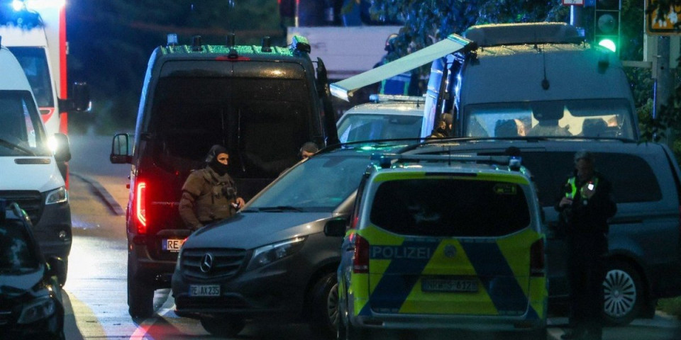 Prvi snimci kuće gde Srbin drži decu kao taoce! Pravio haos, pa upucao policajca (FOTO/VIDEO)
