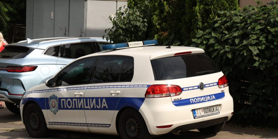 Haos na Zvezdari! Razbio autobus na okretnici, pa staklenom flašom udario policajca u glavu