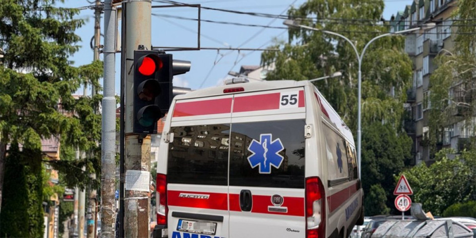 Vozači, dobro pazite! Evo da li smete da prođete kroz crveno svetlo zbog vozila hitne pomoći (VIDEO)