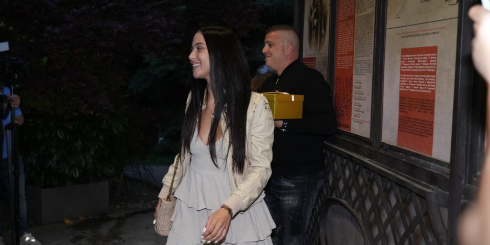 "Doktori nisu uspeli..." Pevačici (29) ugrađen stent, a sada mora na još jednu operaciju!