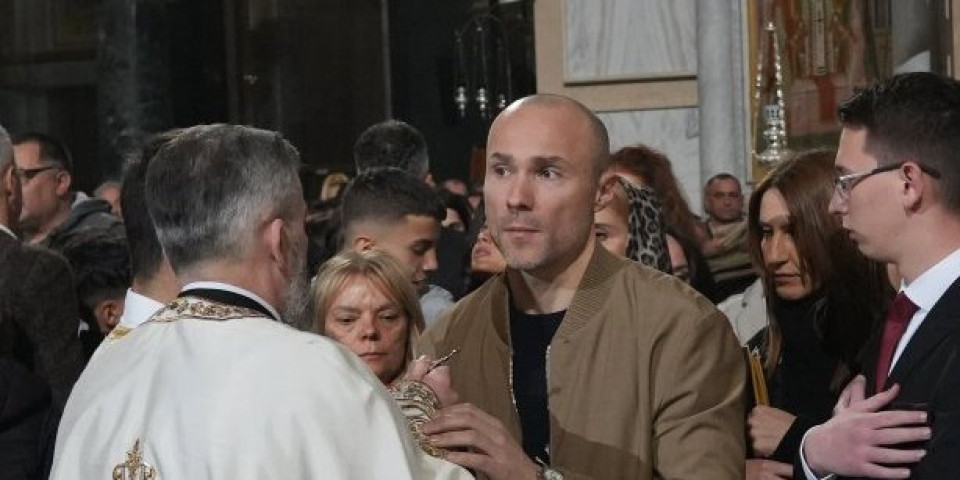 "Mi, pred svetinjom!": Sofronijević sa bebom od dva meseca čeka u redu za poklonjenje