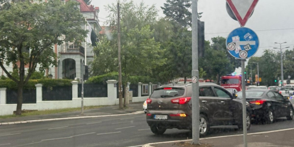 Prve fotografije požara u ambasadi na Dedinju: Vatra progutala krov zgrade (FOTO)