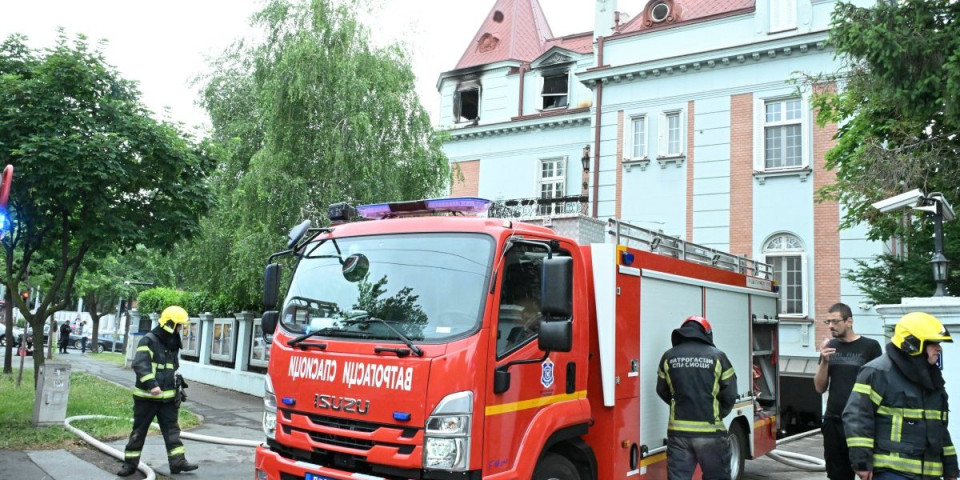 Ugašen požar na Dedinju: Goreo poslednji sprat ambasade Pakistana, crni dim prekrio naselje (FOTO)