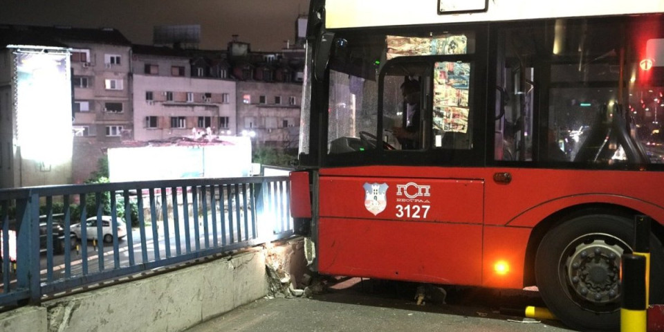 Vozaču pozlilo, pa izazvao nesreću: Drama na Brankovom mostu, autobus "pokupio" automobile, pa probio zaštitnu ogradu