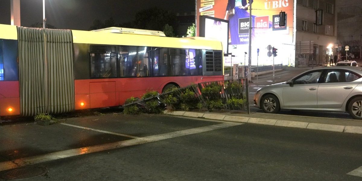 Autobus se zakucao u ogradu