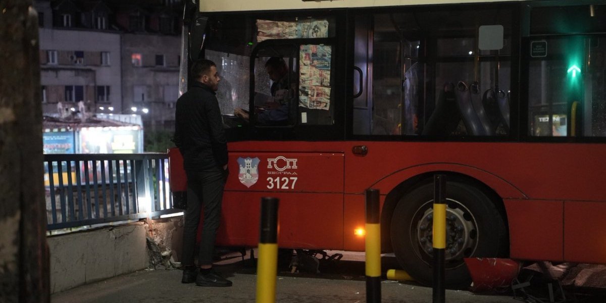 Autobus se zakucao u zaštitnu ogradu