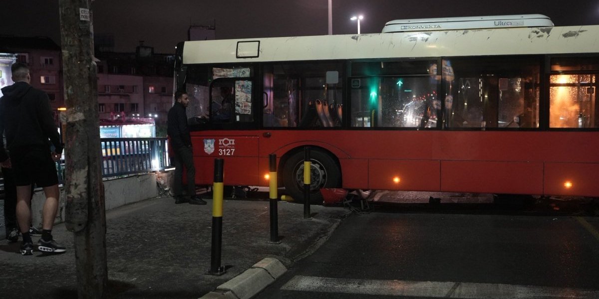Autobus se zakucao u zaštitnu ogradu na Brankovom mostu
