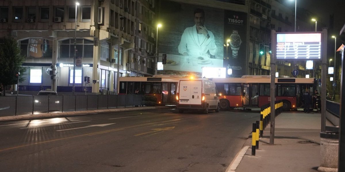 Autobus se zakucao u ogradu na Brankovom mostu