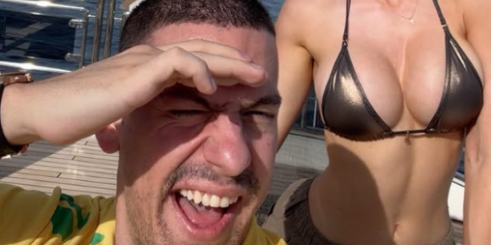 Procurio porno sadržaj iz telefona Bake Praseta: Žene zumiraju budžu među nogama (FOTO)