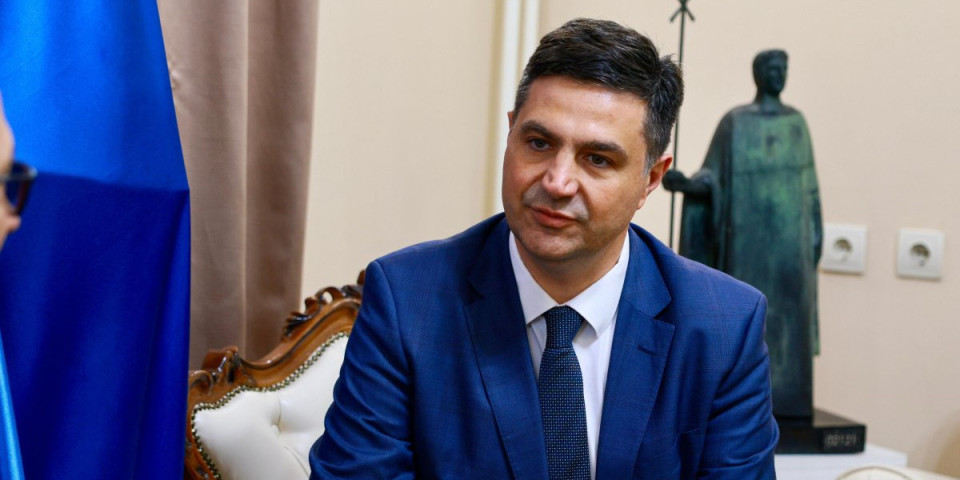 Sjajne vesti za porodice u Nišu! Gradonačelnik Pavlović potvrdio da i ove godine roditeljima osnovaca po 20.000 dinara pomoći!