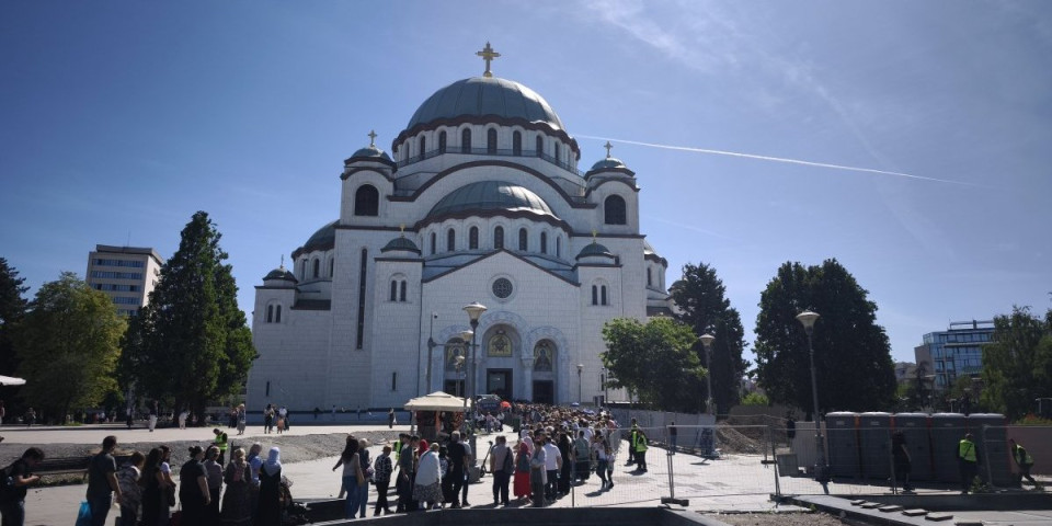 Poslednje pripreme u toku: Evo čime su ukrasili postolje za Časni pojas (FOTO)
