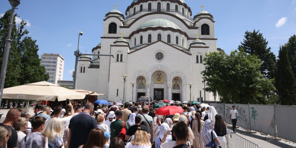 Drama ispred Hrama Svetog Save! "Pokvario se autobus, ljudi su plakali i molili vozača da ne ide": Potresna ispovest vernice koja je preko 10 sati čekala u redu