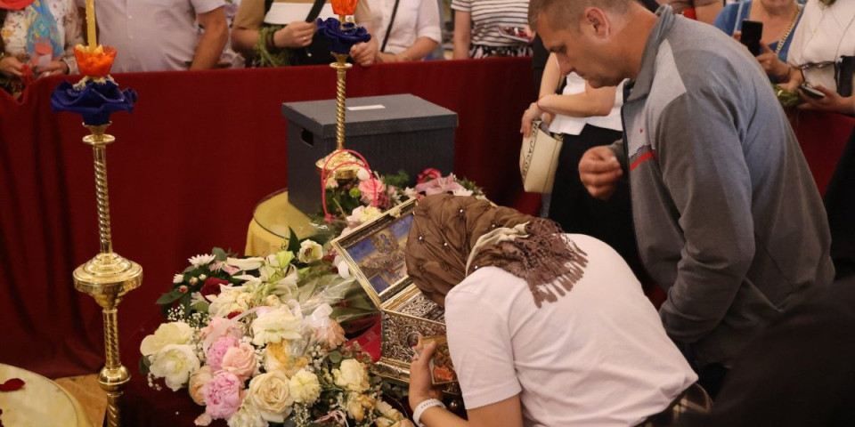 Vernici u Svetosavskom hramu pored trakica dobijaju i ovo: Deci delili nešto posebno (FOTO)