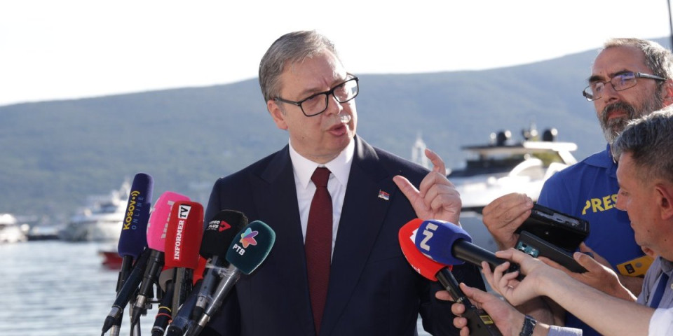 ''Što ih niste uhapsili ako su kriminalci?'' - Vučić iz Tivta: Momci iz aviona nisu ništa loše uradili