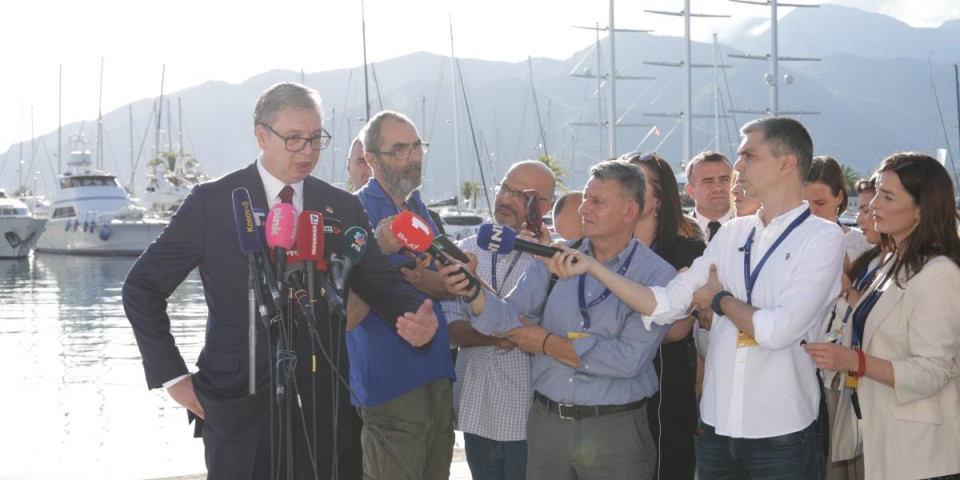 ''Da podnesem ostavku, jer smo bolji?'' - Vučić patosirao crnogorsku novinarku