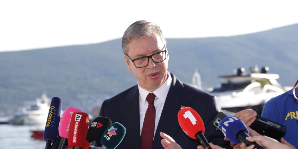 "Ne otimamo mi vama Crnu Goru, vi nama otimate Kosovo": Vučić zagrmeo u Tivtu