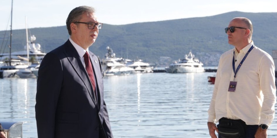 Otkrivamo! Evo ko je dočekao Vučića u Tivtu (VIDEO)