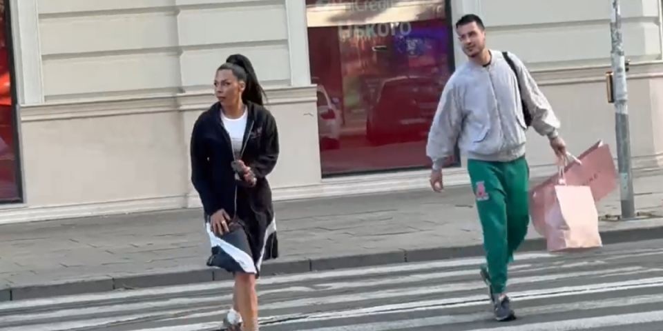 PAPARACO! Pevačica izazvala pometnju na Dorćolu: Svi gledaju u detalj od 1.000 evra (VIDEO)