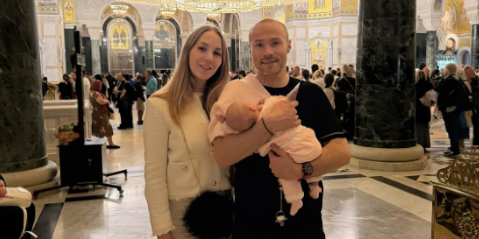 Sofra sa ženom i ćerkom celivao Pojas Presvete Bogorodice: "Mi, pred svetinjom, sa najvećim darom"
