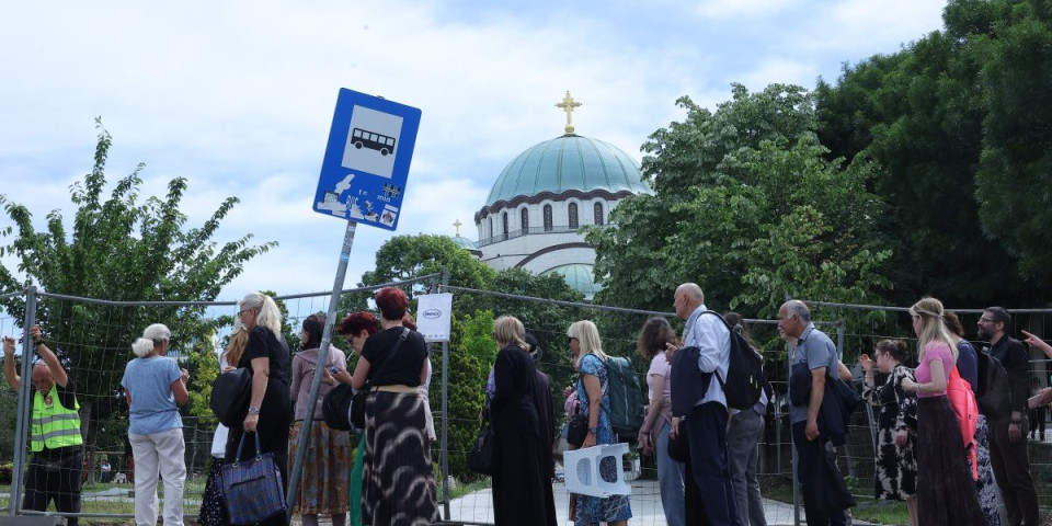 Ne vidi se kraj koloni: Vernici više od 10 sati čekaju da celivaju svetinju sa Hilandara, evo kakva je situacija kod Hrama (FOTO)