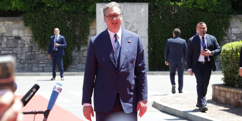 ''Pobrkali su me sa nekim mnogo visokim'' - Vučić nasmejao novinare u Tivtu odgovorom o duvanskoj mafiji