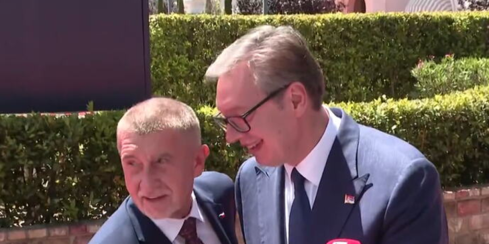 Babiš prekinuo Vučića usred obraćanja! Prišao mu s leđa, dobacio jednu rečenicu i nasmejao sve (FOTO/VIDEO)